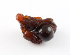 NETSUKE FRÜCHTE UND SCHMETTERLING, bernsteinfarbener Kunststoff, zwei Fingerfrüchte und zwei Mistel