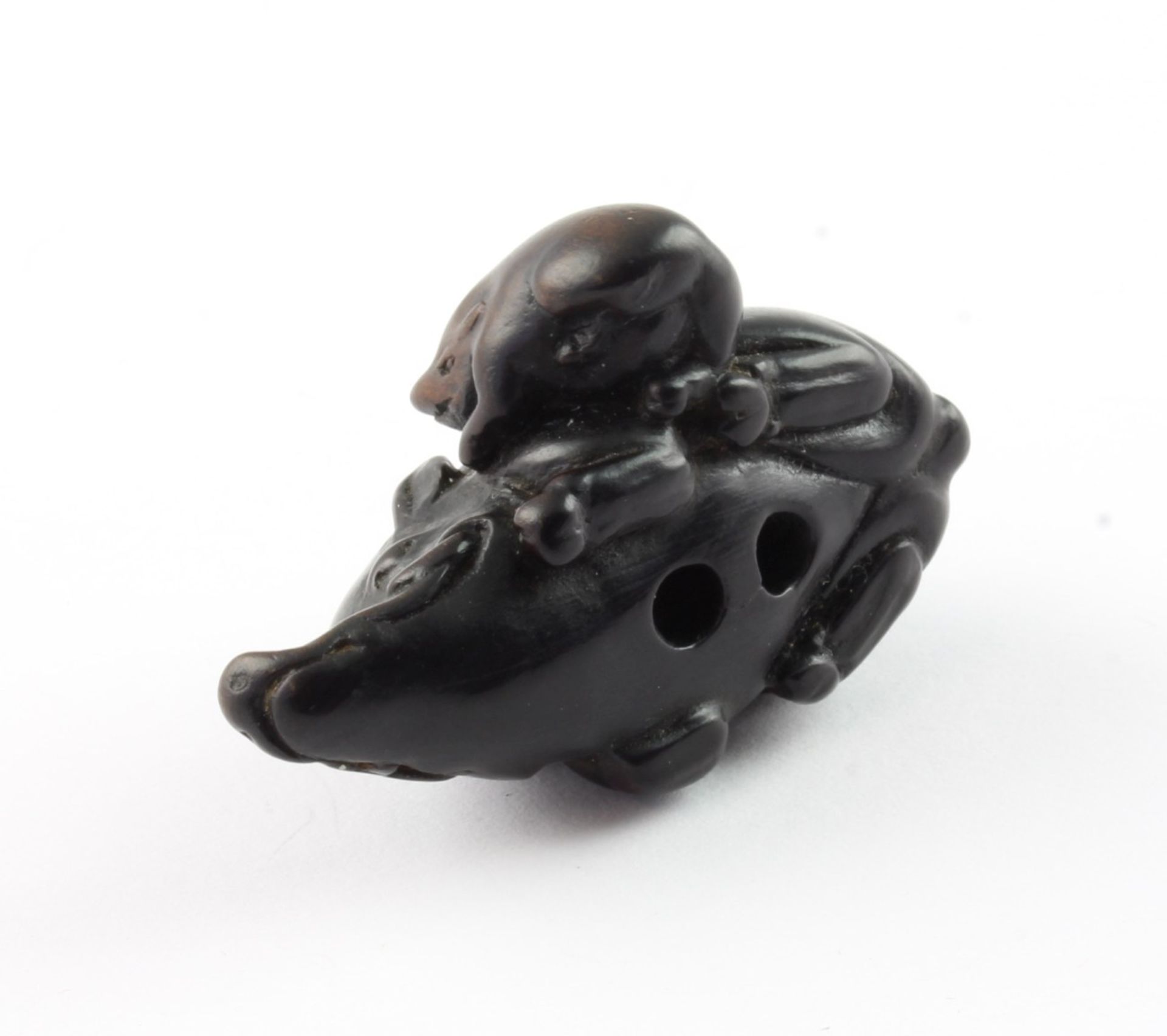 NETSUKE BACHE MIT FRISCHLING, dunkel gebeiztes Holz, Reste einer Fellzeichnung, L 4,2, JAPAN, M.19. - Image 4 of 4