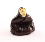 NETSUKE SCHAUSPIELER MIT MASKE, Holz, der sitzende Schauspieler trägt eine Tanukimaske aus Bein, H 