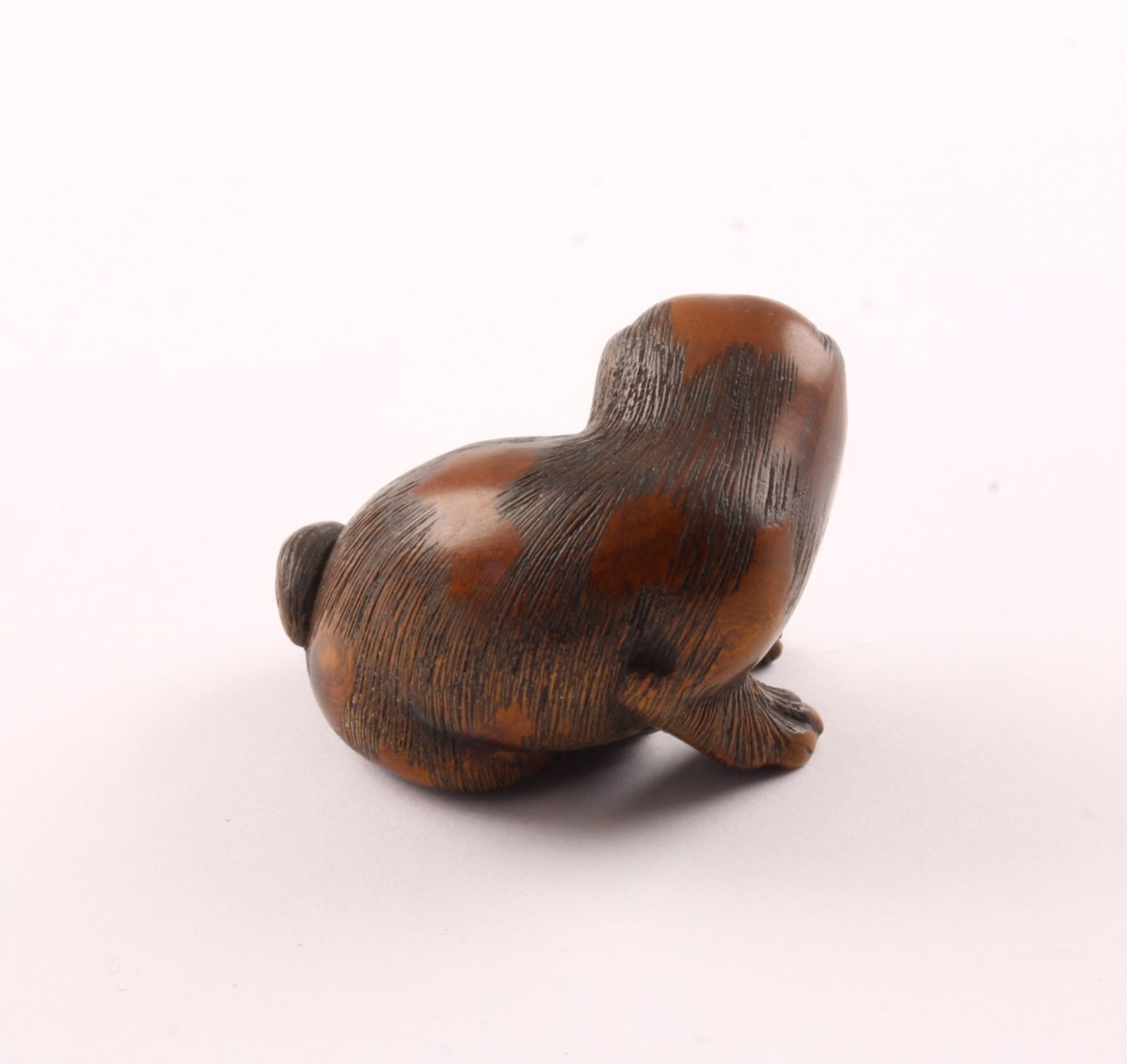 NETSUKE WELPE, Buchsbaum, Augen schwarzes Horn, H 2,8, JAPAN, 19.Jh.  - Bild 3 aus 4