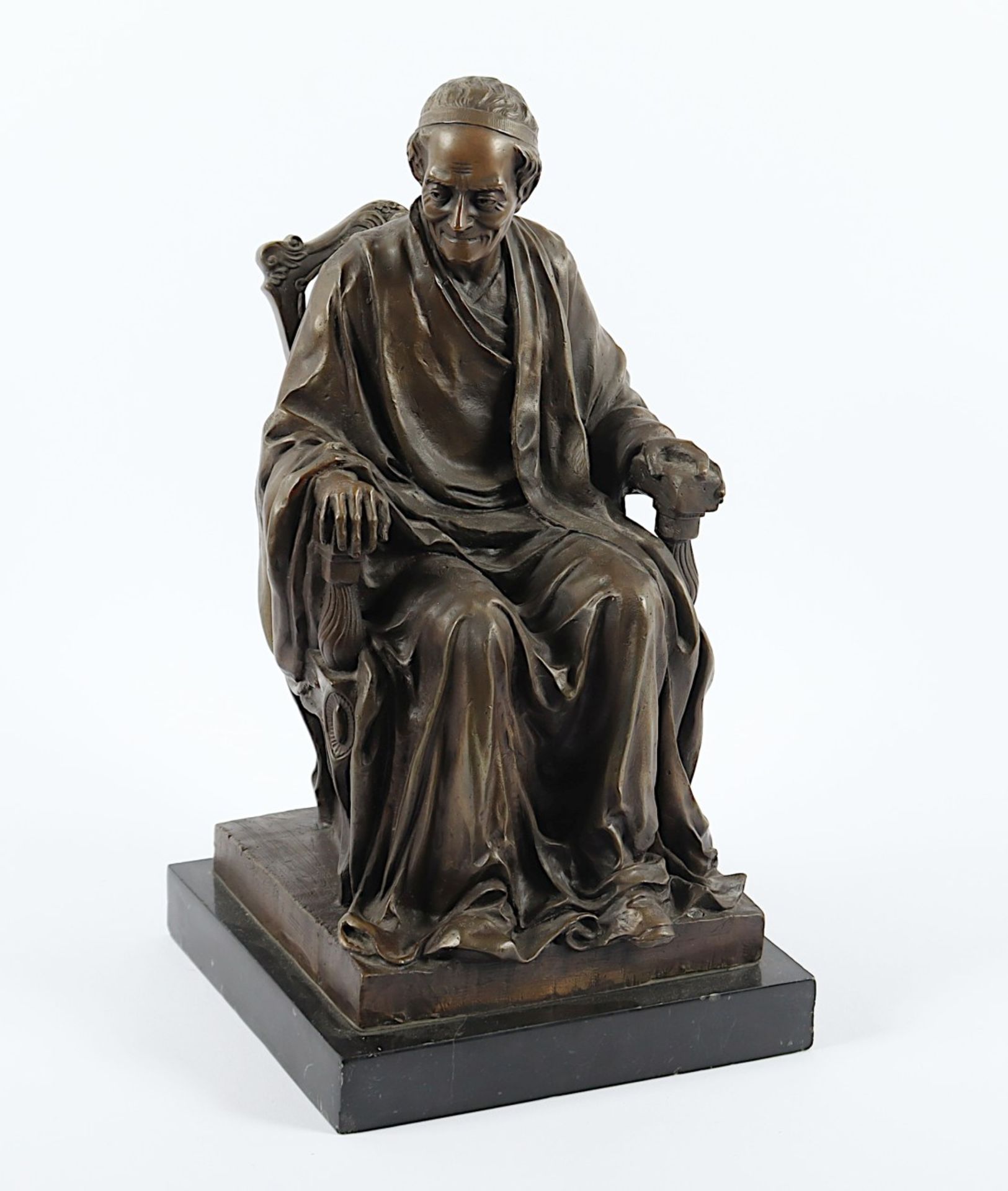 SITZENDER VOLTAIRE, Bronze, H 33, Marmorsockel, 20.Jh. 