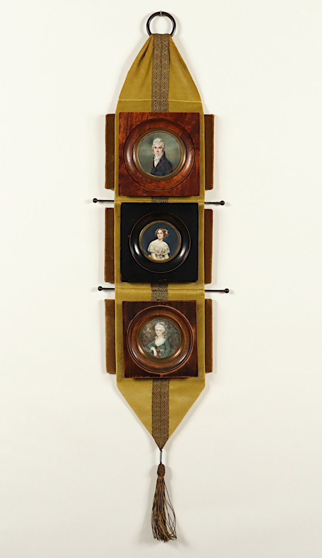 DREI MINIATUREN, Gouache auf Malplättchen, zwei Frauen- und ein Herrenportrait, Dm bis 6, Holzrahme