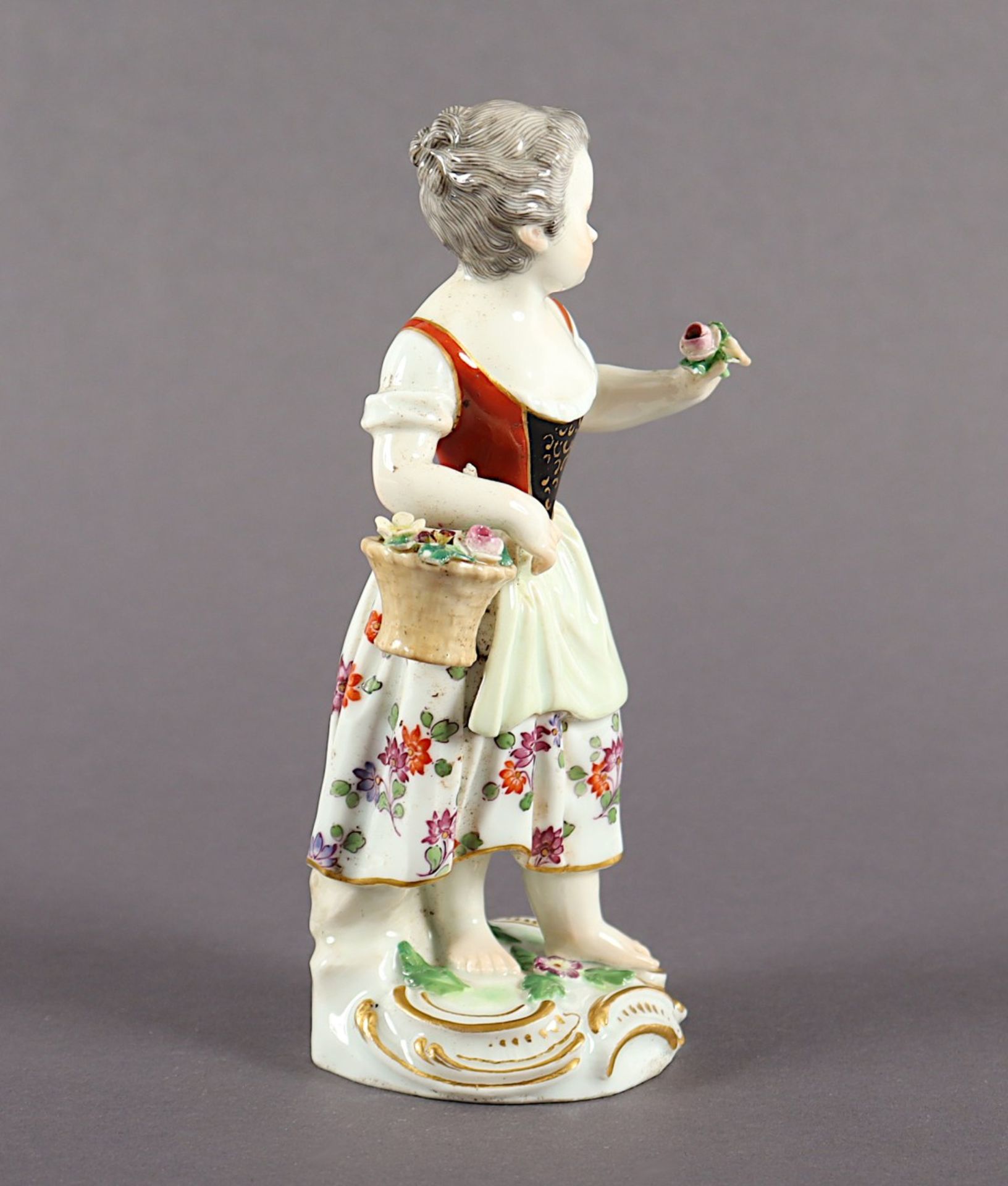 FIGUR "GÄRTNERKIND MIT BLUMENKORB", farbig und gold staffiert, H 13,5, min.besch., Bossierernr. 59, - Bild 3 aus 5