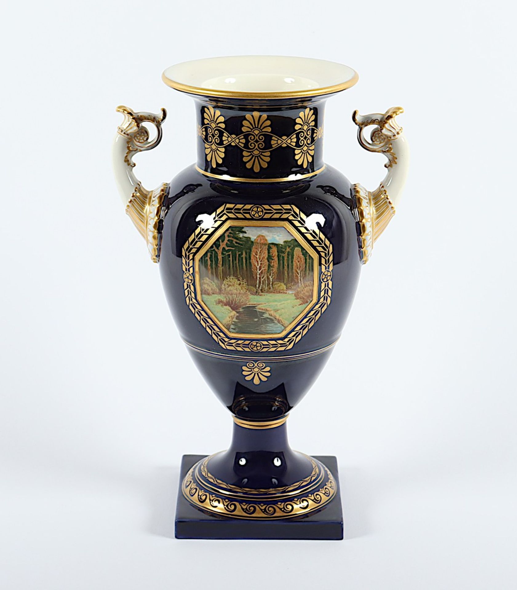 AMPHOREN-VASE, Modell Französische Vase, königsblauer Fond, reicher, teils pastos aufgetragener Gol