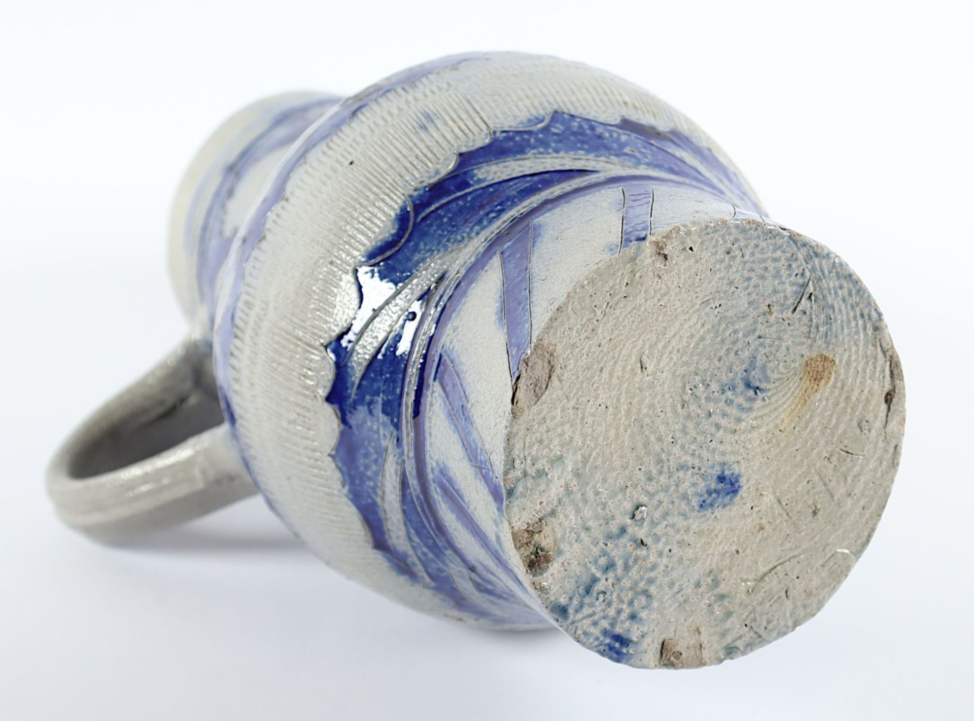 WESTERWÄLDER BIRNKRUG, graues Steinzeug mit Salzglasur, blau bemalt, Kerbschnitt, H 22, min.best.,  - Bild 4 aus 4
