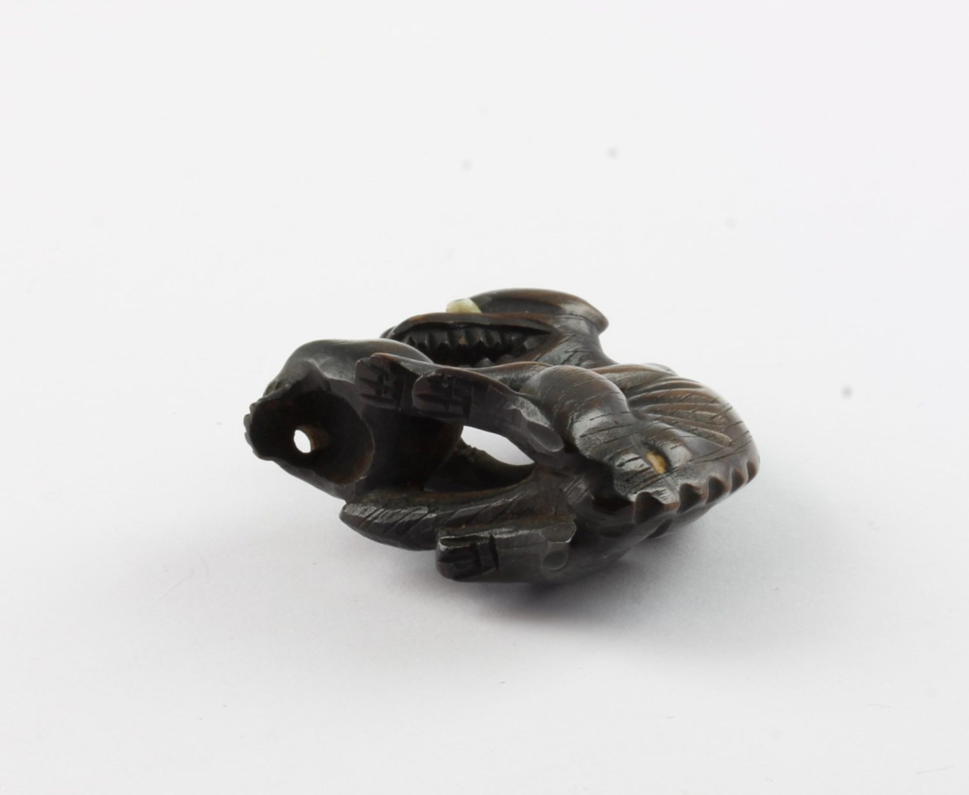 NETSUKE WOLF UND TOTENKOPF, dunkel gefärbtes Holz, Augen Bein, ein magerer Wolf kauert über einem S - Image 3 of 3