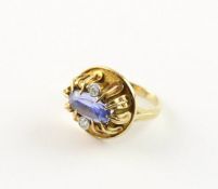 SAFIR-BRILLANT-RING, 585/ooo Gelbgold, besetzt mit einem ceylonfarbenen Safir und Brillanten von zu