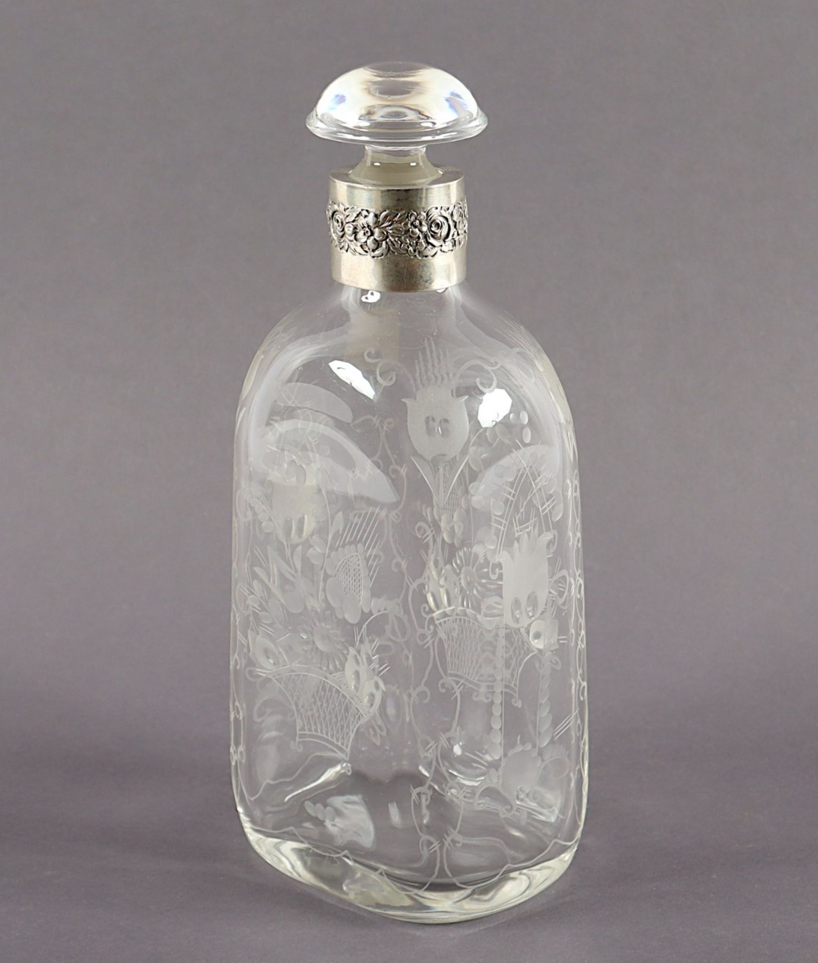 KARAFFE, farbloses Glas, Gravurdekor, Manschette aus Silber 800/ooo, H 21, DEUTSCH, um 1920 