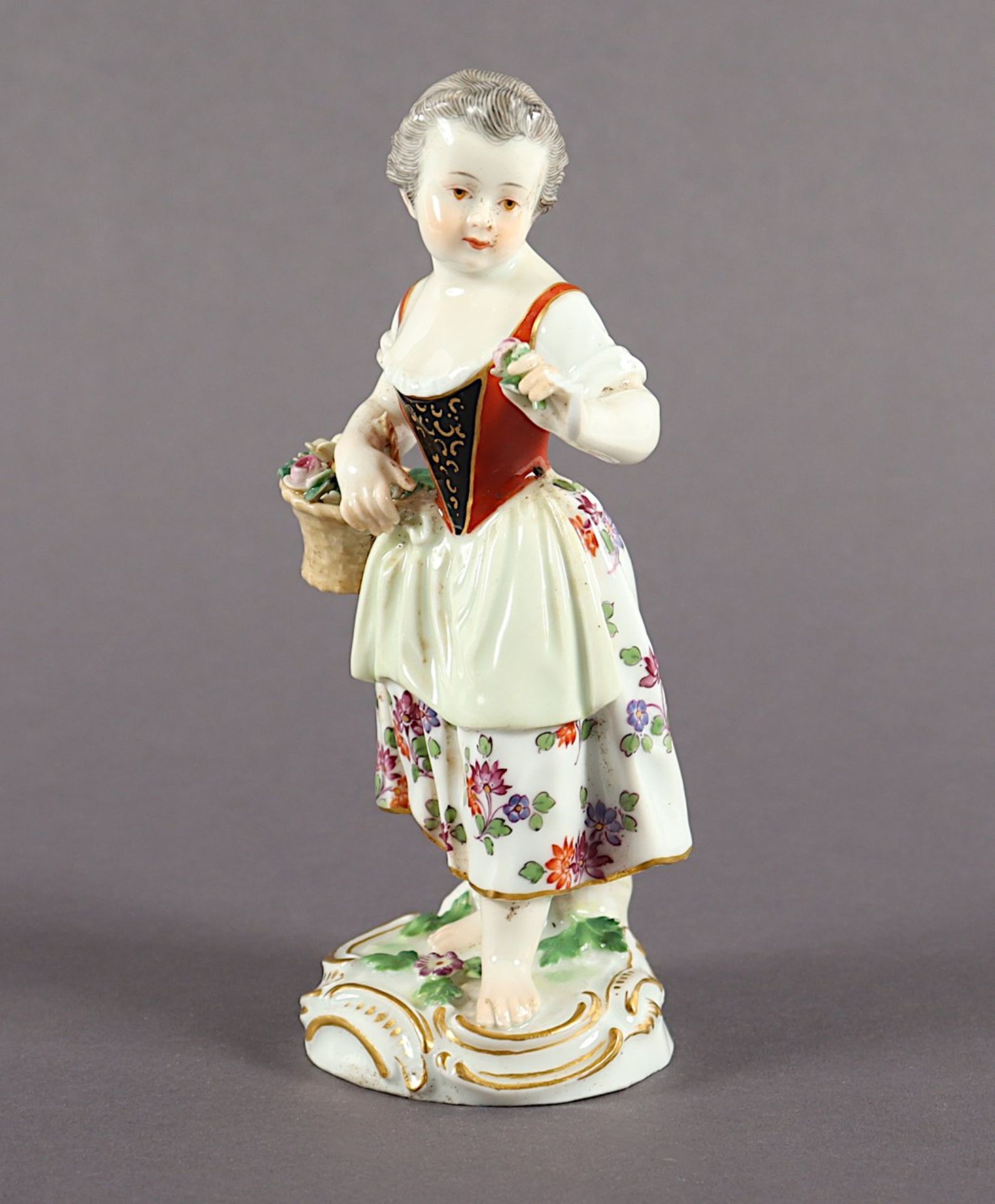 FIGUR "GÄRTNERKIND MIT BLUMENKORB", farbig und gold staffiert, H 13,5, min.besch., Bossierernr. 59, - Bild 2 aus 5