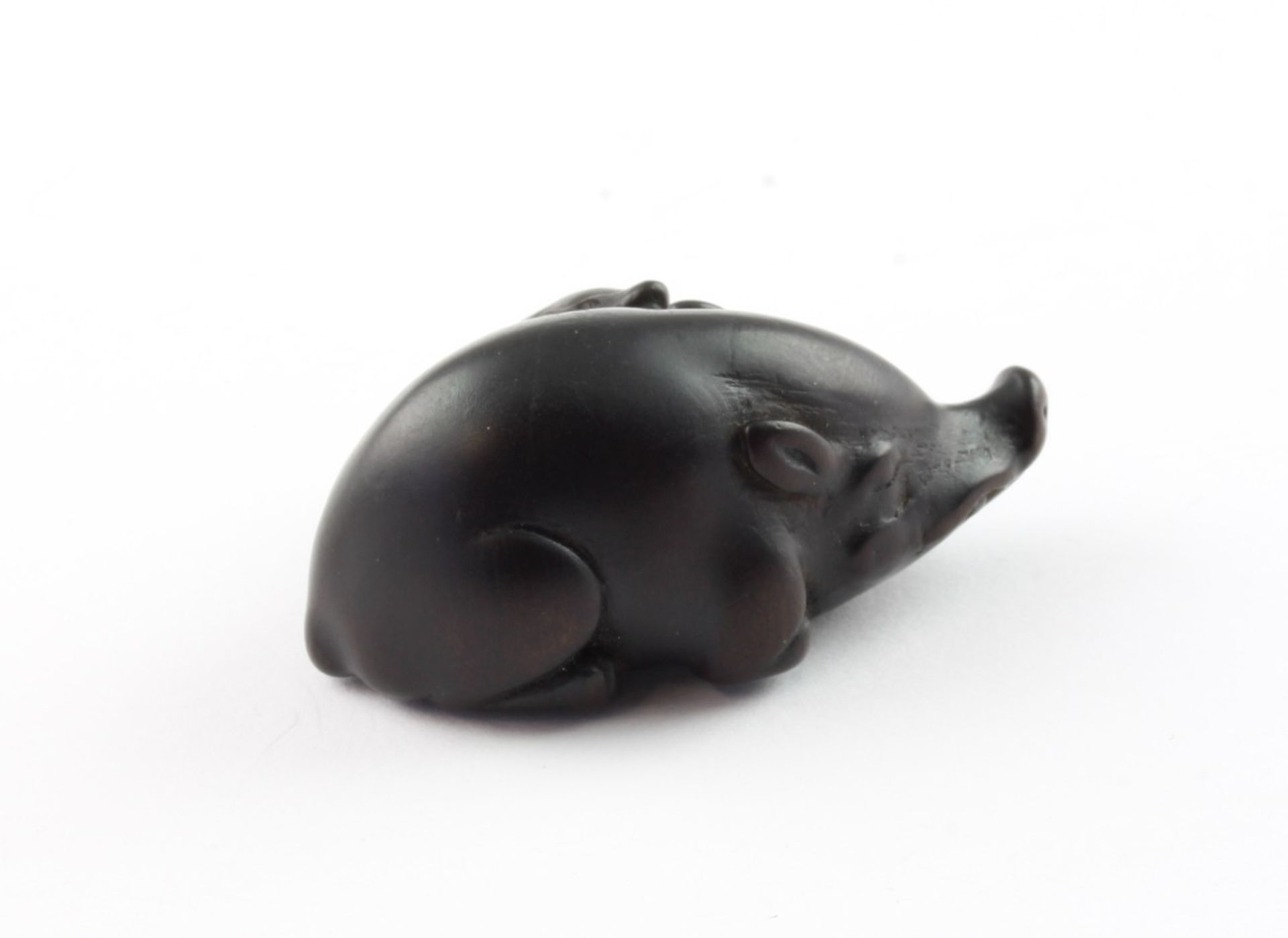 NETSUKE BACHE MIT FRISCHLING, dunkel gebeiztes Holz, Reste einer Fellzeichnung, L 4,2, JAPAN, M.19. - Image 2 of 4