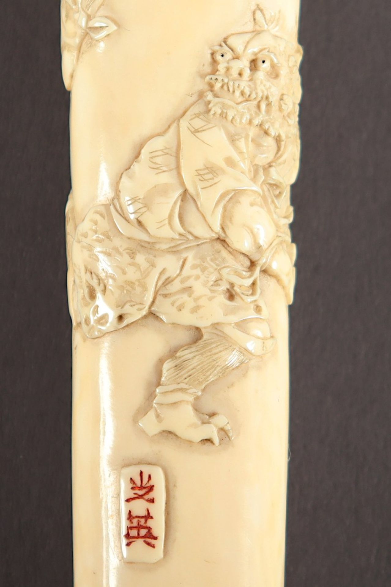GRIFF, Elfenbein, im flachen Relief und geschwärzt graviert sehr fein geschnitzte Darstellung kämpf - Bild 3 aus 4