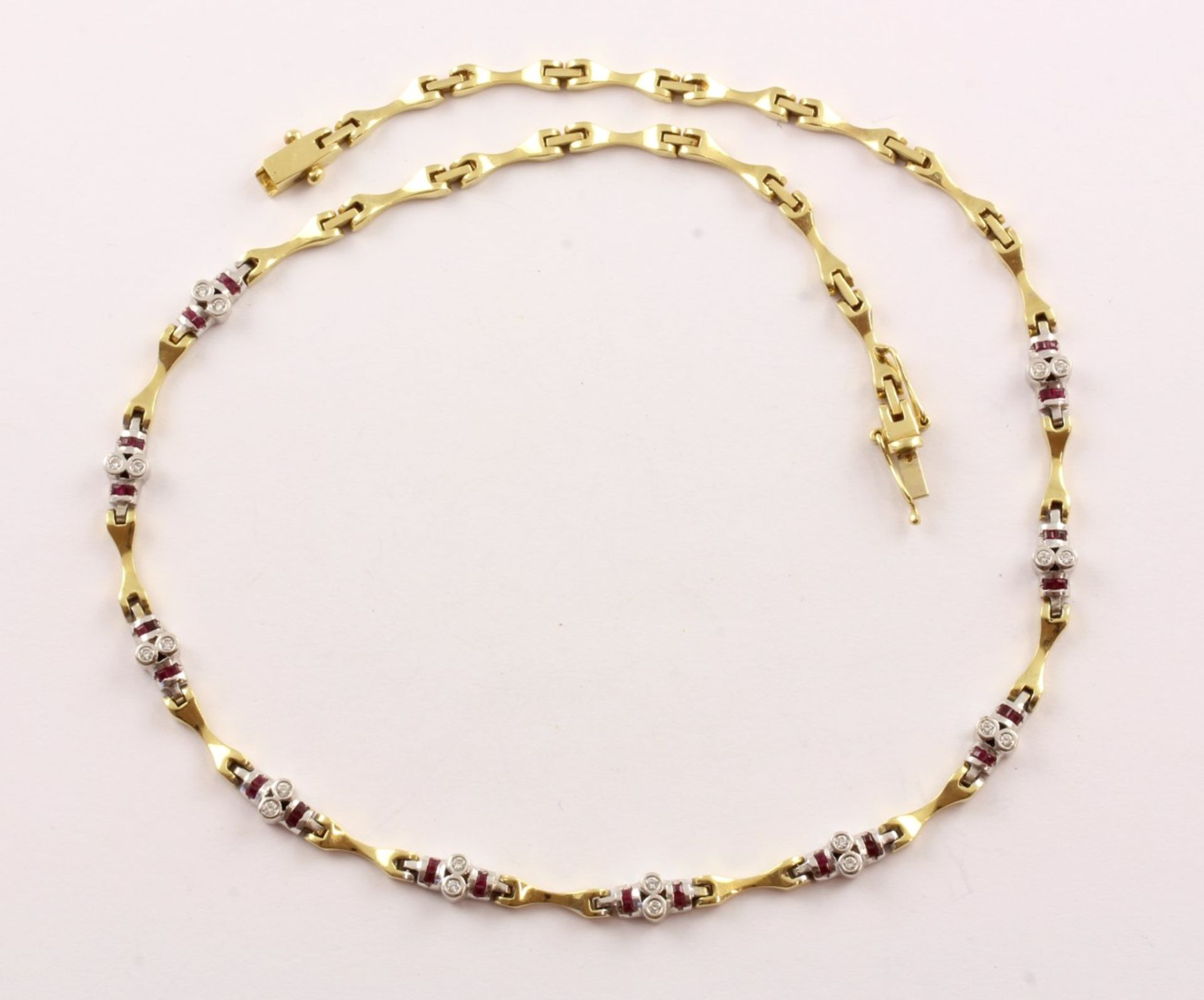 RUBIN-KETTE, 750/ooo Gelbgold, besetzt mit kleinen Rubinen und Brillanten von zusammen ca. 0,20 ct.