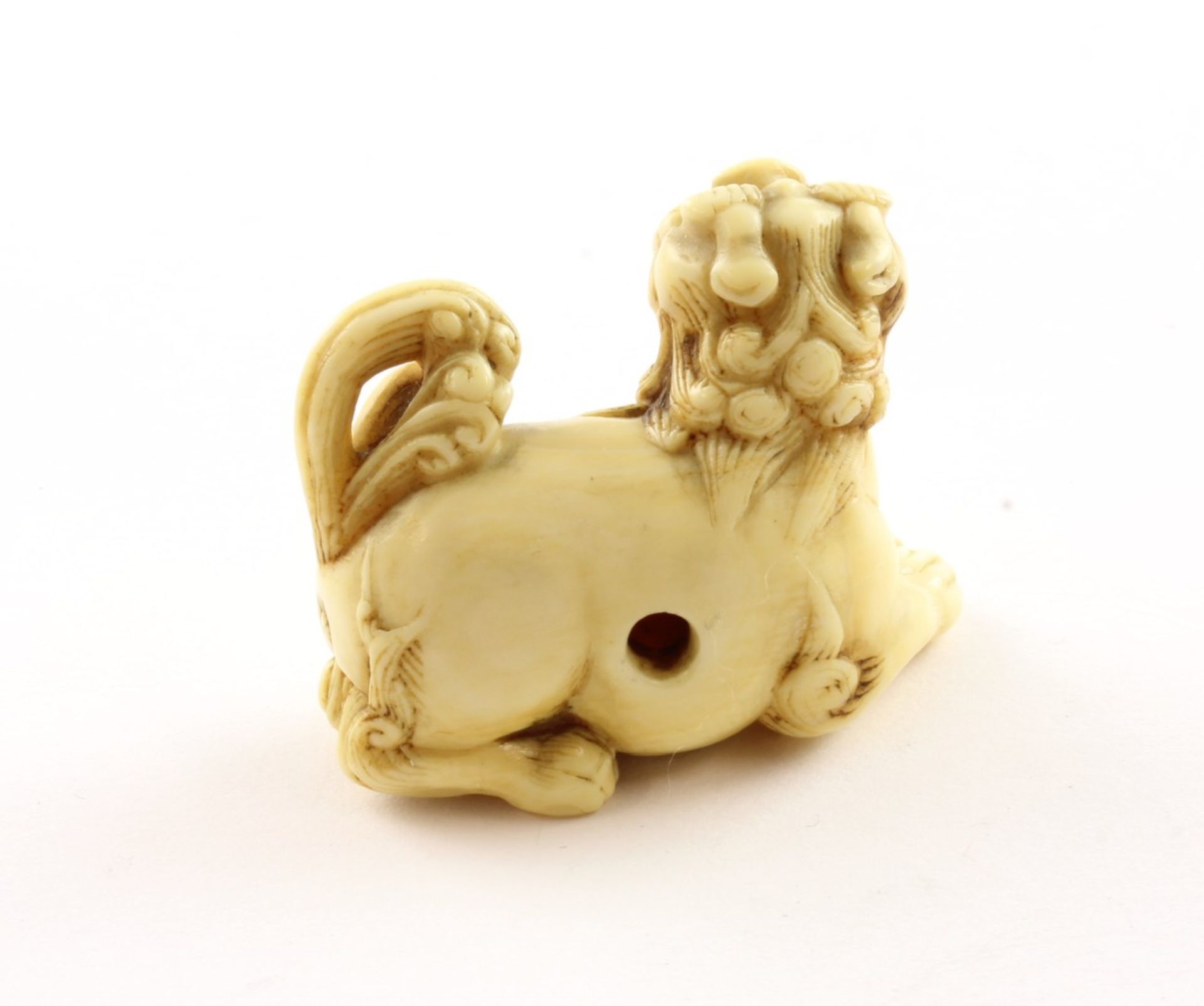 NETSUKE SHISHI, Elfenbein, der liegende Wächterlöwe hat einen beweglichen Ball im geöffneten Maul, - Image 2 of 4