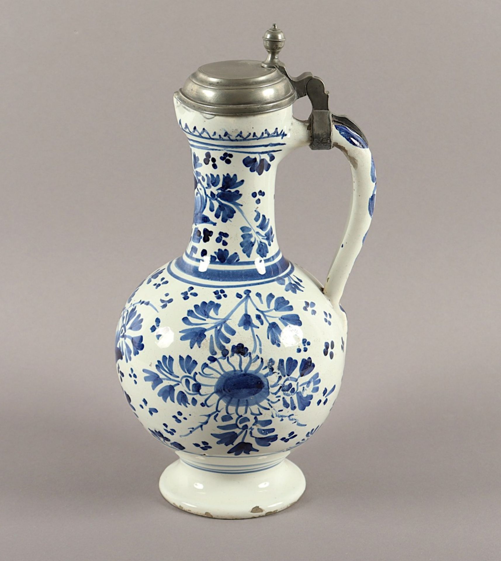 ENGHALSKRUG, weiß glasiert, blau bemalt, Zinnmontierung, H 30, HANAU, um 1700