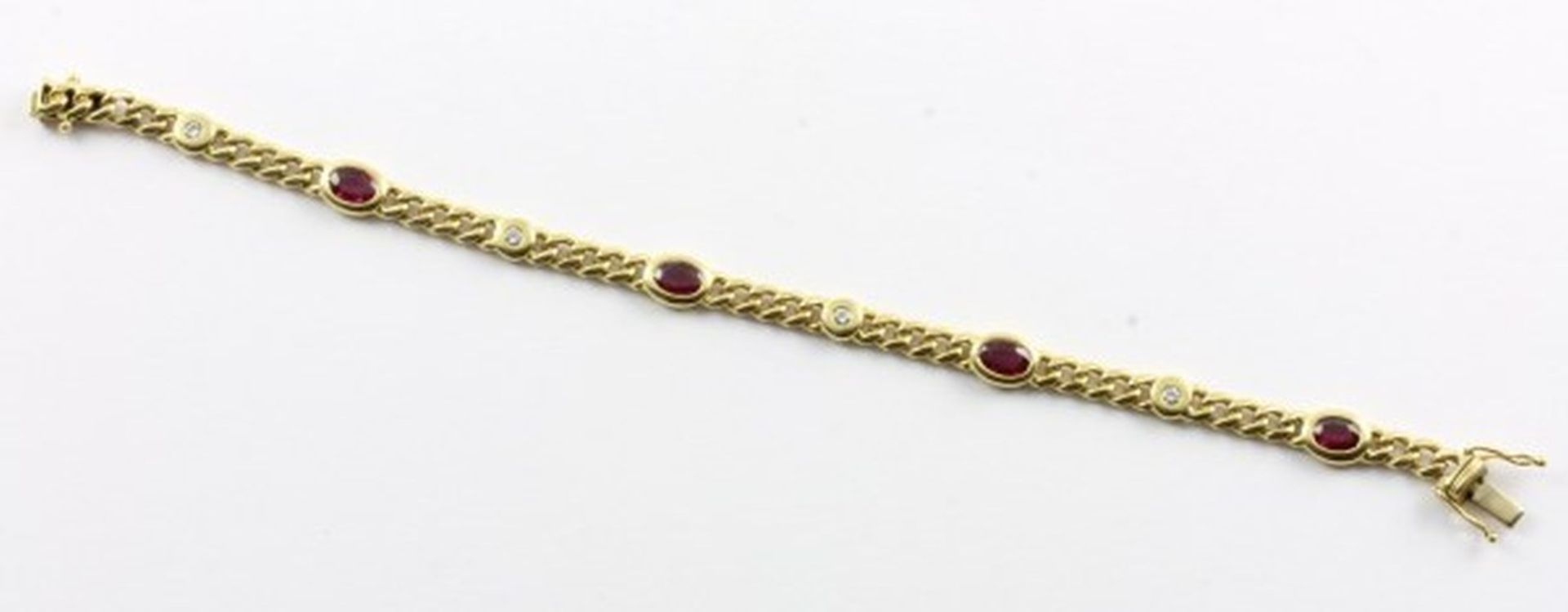 ARMBAND, 750/ooo Gelbgold, Rundpanzer, besetzt mit Rubinen (teilweise ber.) und kleinen Diamanten, 