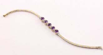 AMETHYST-ARMBAND, 585/ooo Weißgold/Gelbgold, besetzt mit fünf Amethysten und zwölf kleinen Brillant