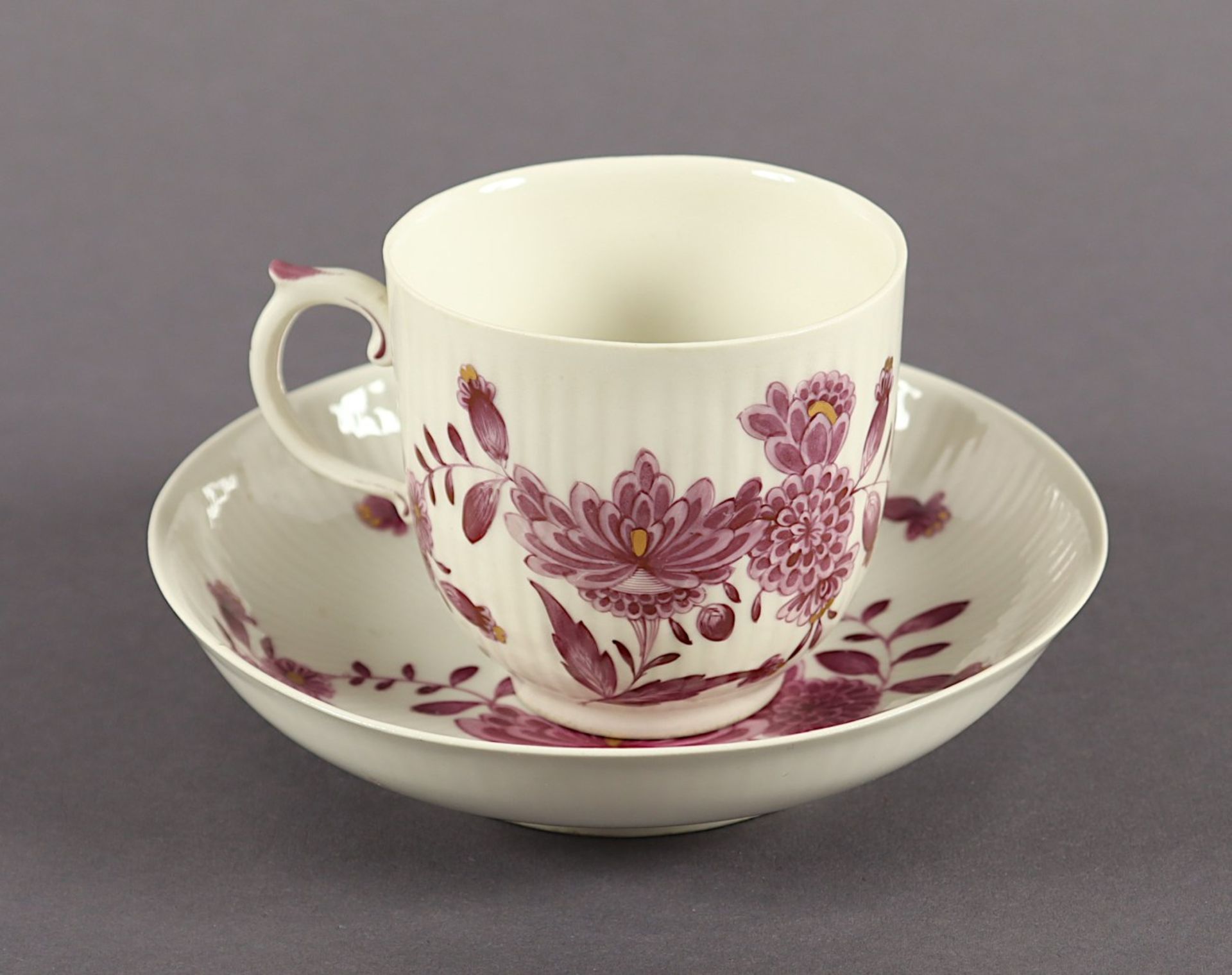 TASSE MIT UNTERTASSE, gebrochener Stab, purpur gemalte indianische Blumen gold gehöht, H Tasse 6,5, - Bild 2 aus 3