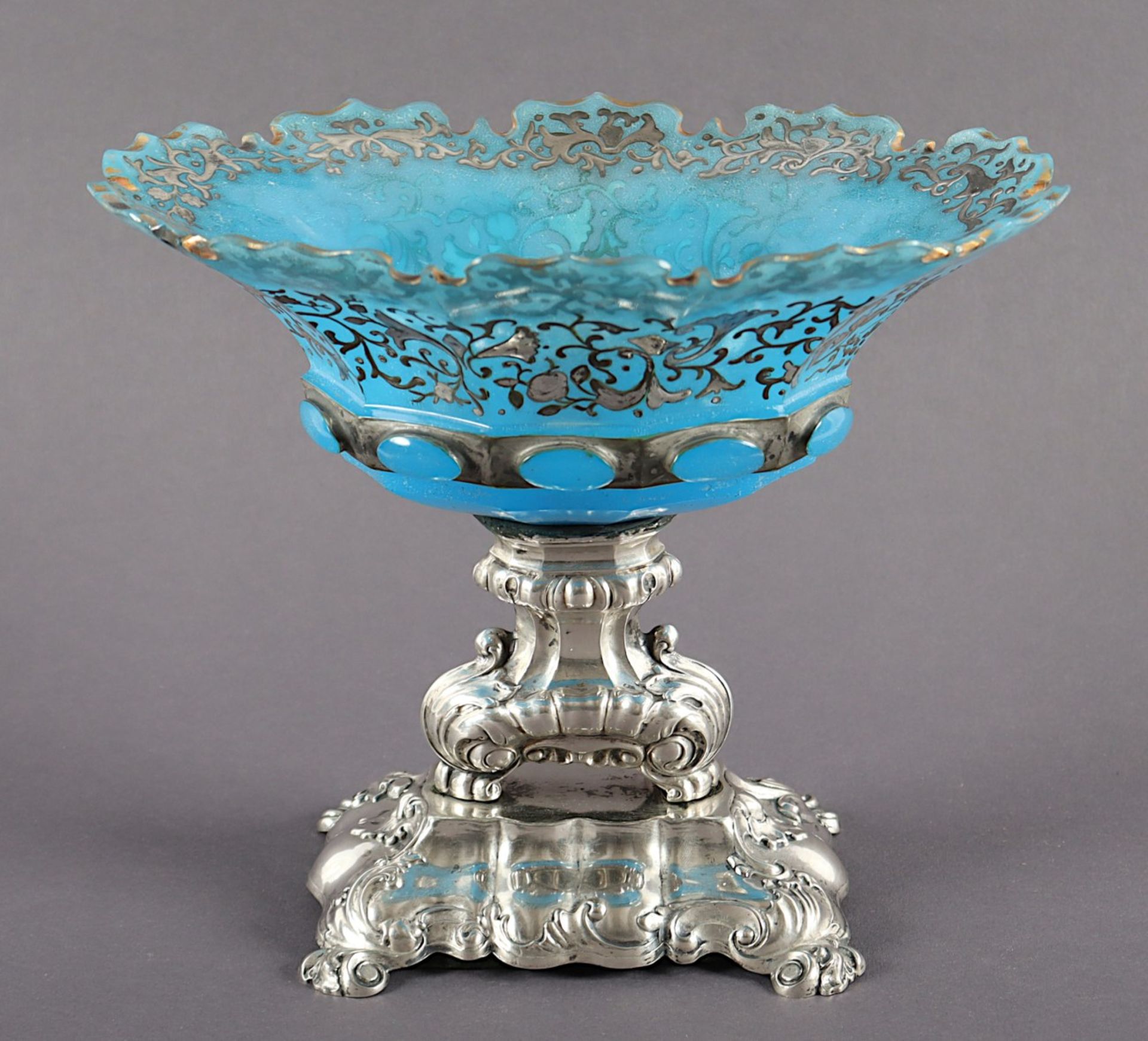 SCHALE, blauopakes Glas, geschliffen, best., Dekor aus Silveroverlay, Fuß aus Silberlegierung, L 21