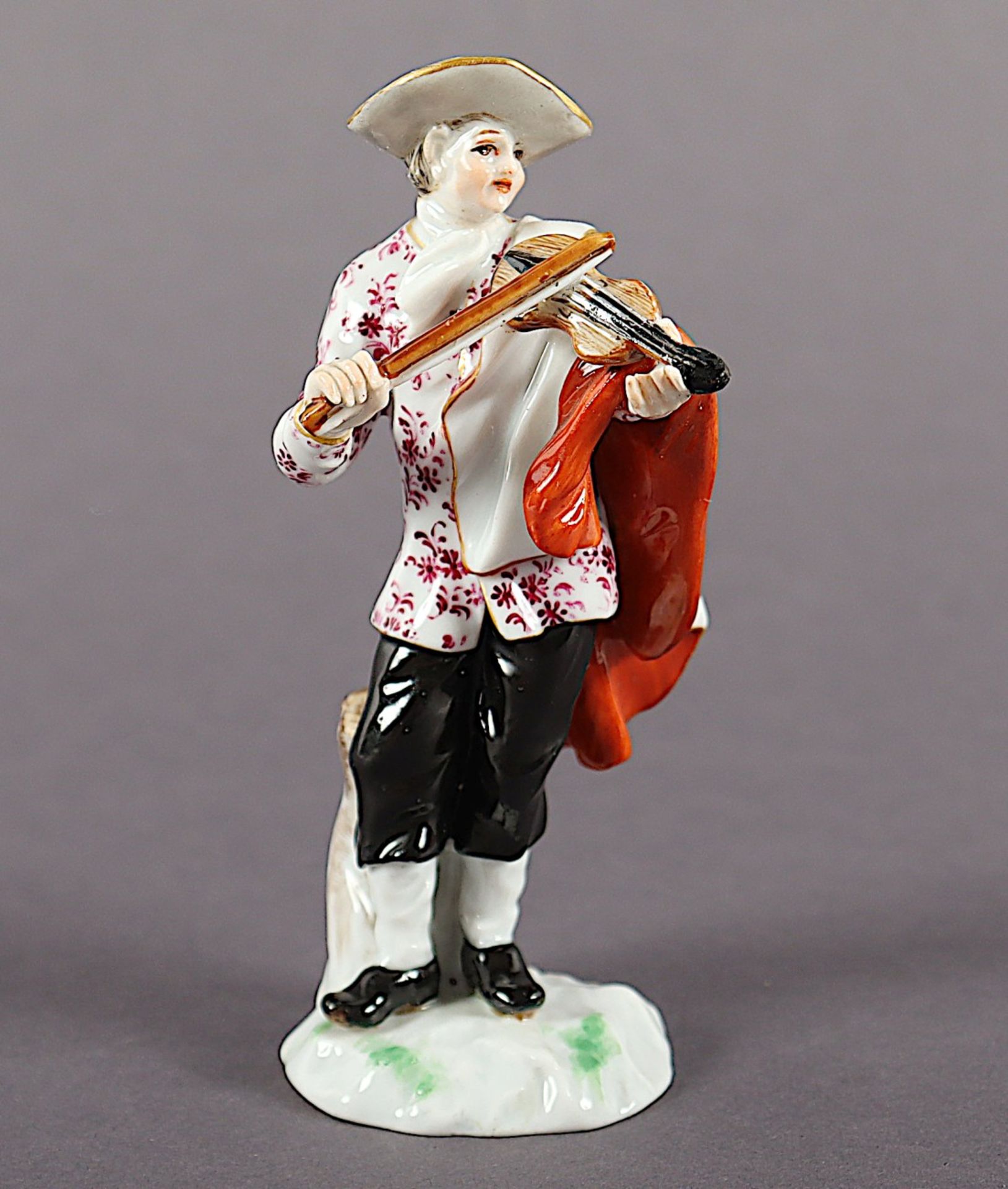 FIGUR "BAUER MIT VIOLINE", farbig und gold staffiert, H 10, minst,best., Bossierernr. 141, Malernr.