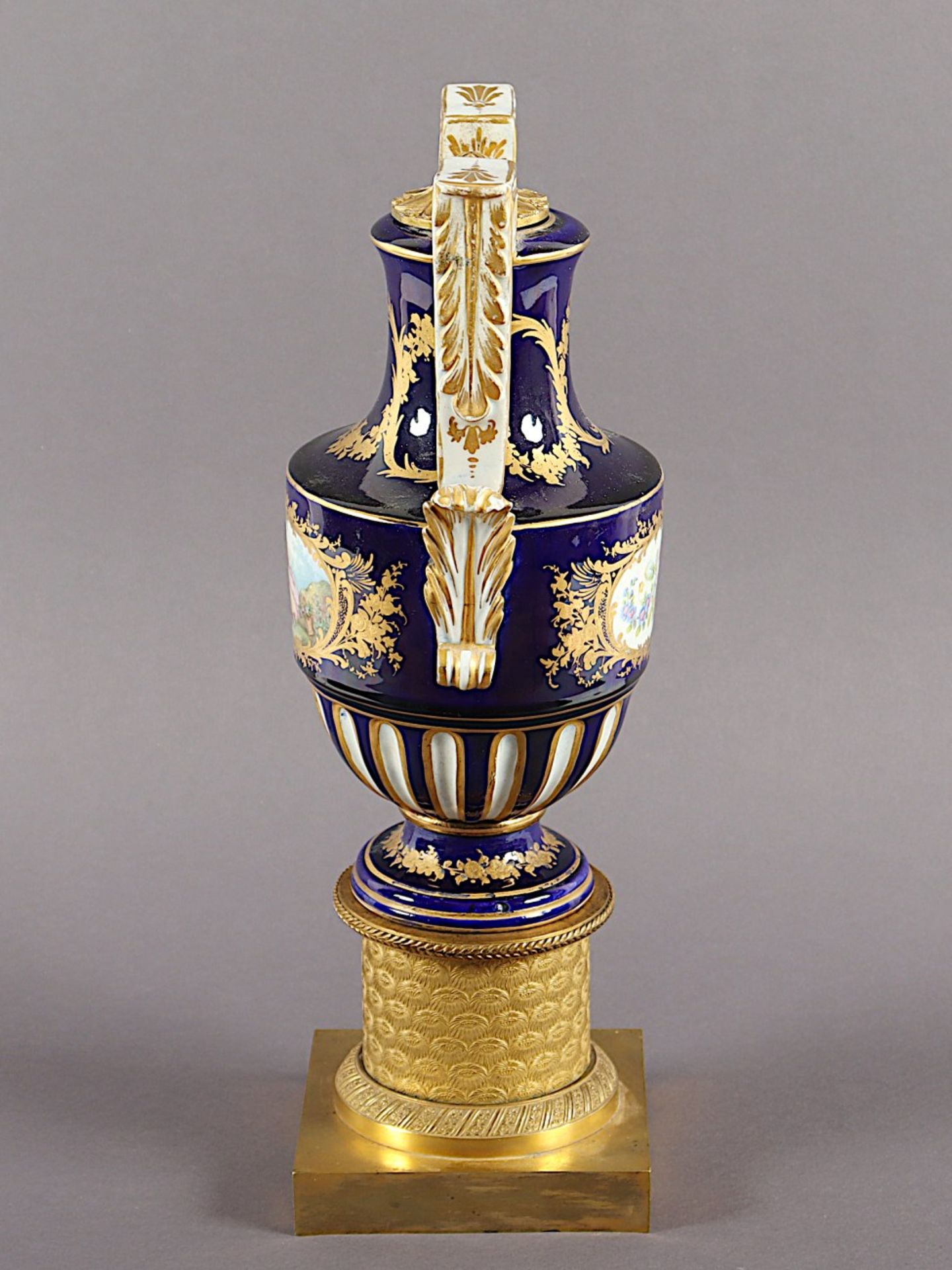 PRUNKVASE, zwei Handhaben, auf königsblauen Fond radierter Golddekor mit Blumengirlanden und zwei g - Bild 3 aus 3