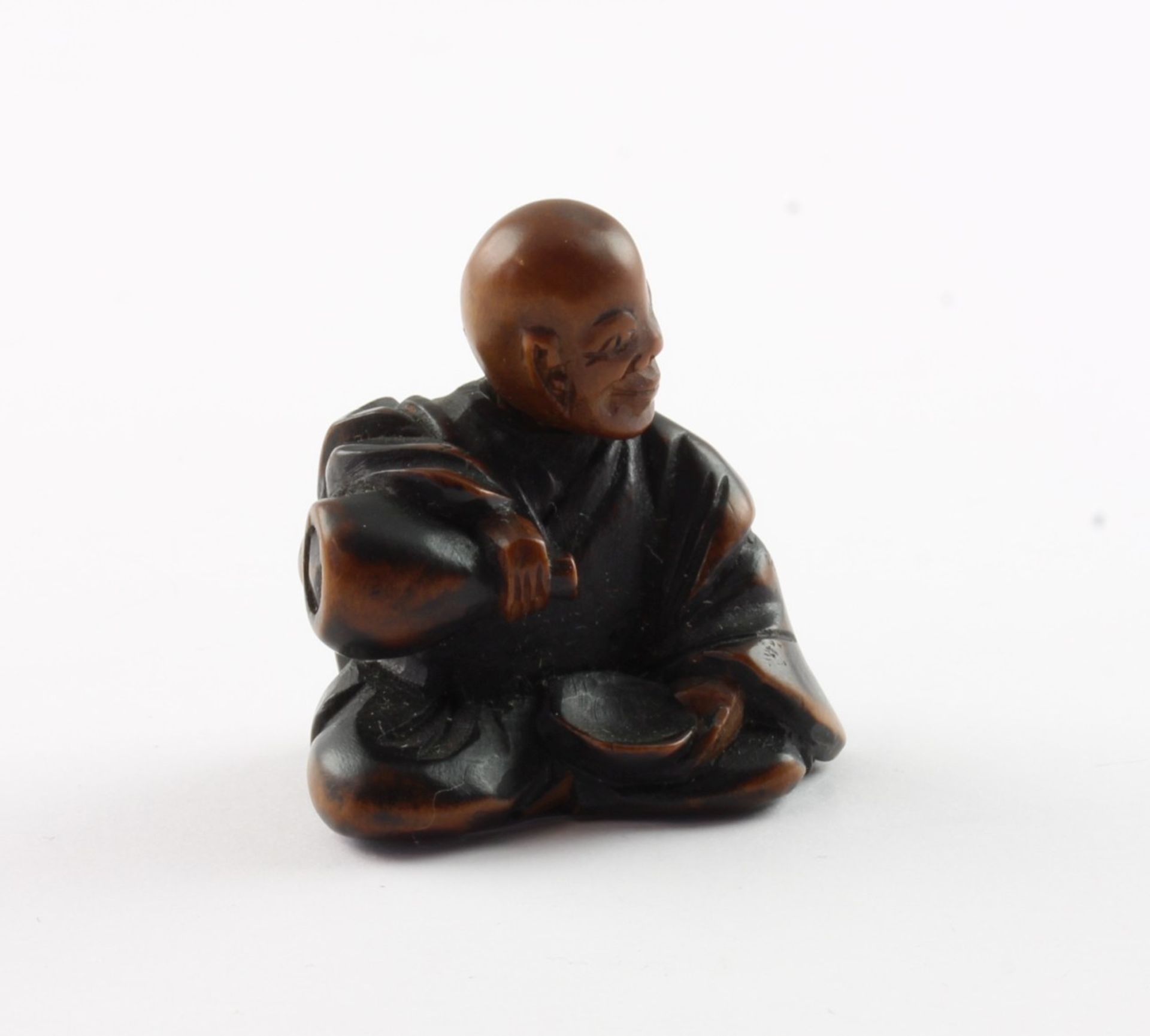 NETSUKE MANN MIT SAKE, Buchsbaum, beweglicher Kopf, J 3,2, JAPAN, E.19.Jh. 