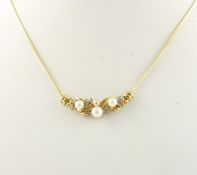 COLLIER, 333/ooo Gelbgold, besetzt mit vier Zuchtperlen und kleinen Diamanten, L 38, 8,8g 