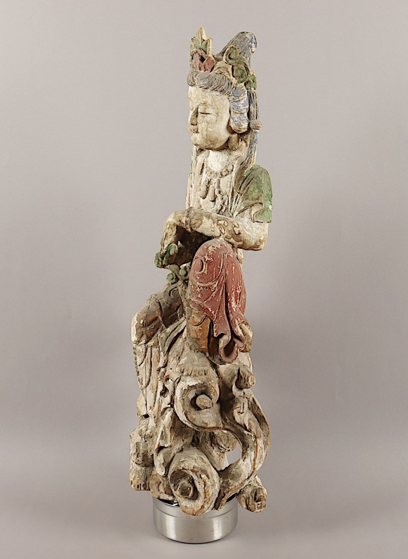 POTALAKA-GUANYIN, Holz mit Resten einer Farbfassung, in rajalilasana, dem "Königsspielsitz", auf ei - Image 3 of 5