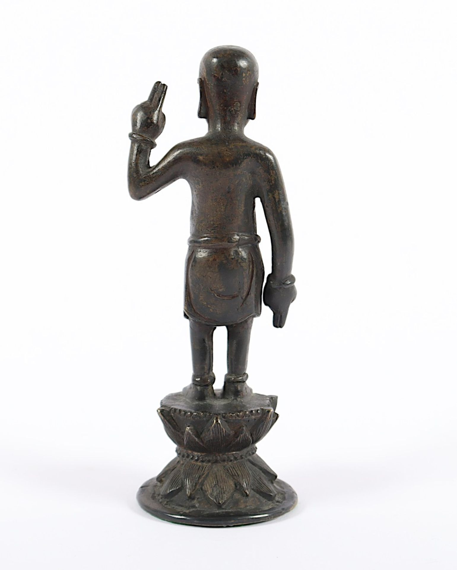 BUDDHA ALS KNABE, Bronze, Reste einer Vergoldung, Buddha auf einem Lotus stehend, H 14, CHINA, 18.J - Image 2 of 3