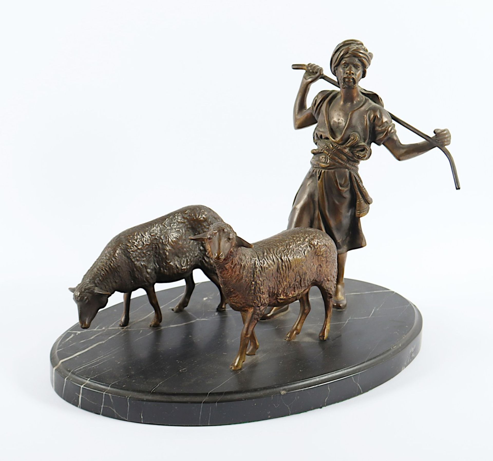 PINEDO, Emile (1840-1916), nach, "Araber mit Schafen", Bronze, H 30, Dm Marmorsockel 41, leicht bes