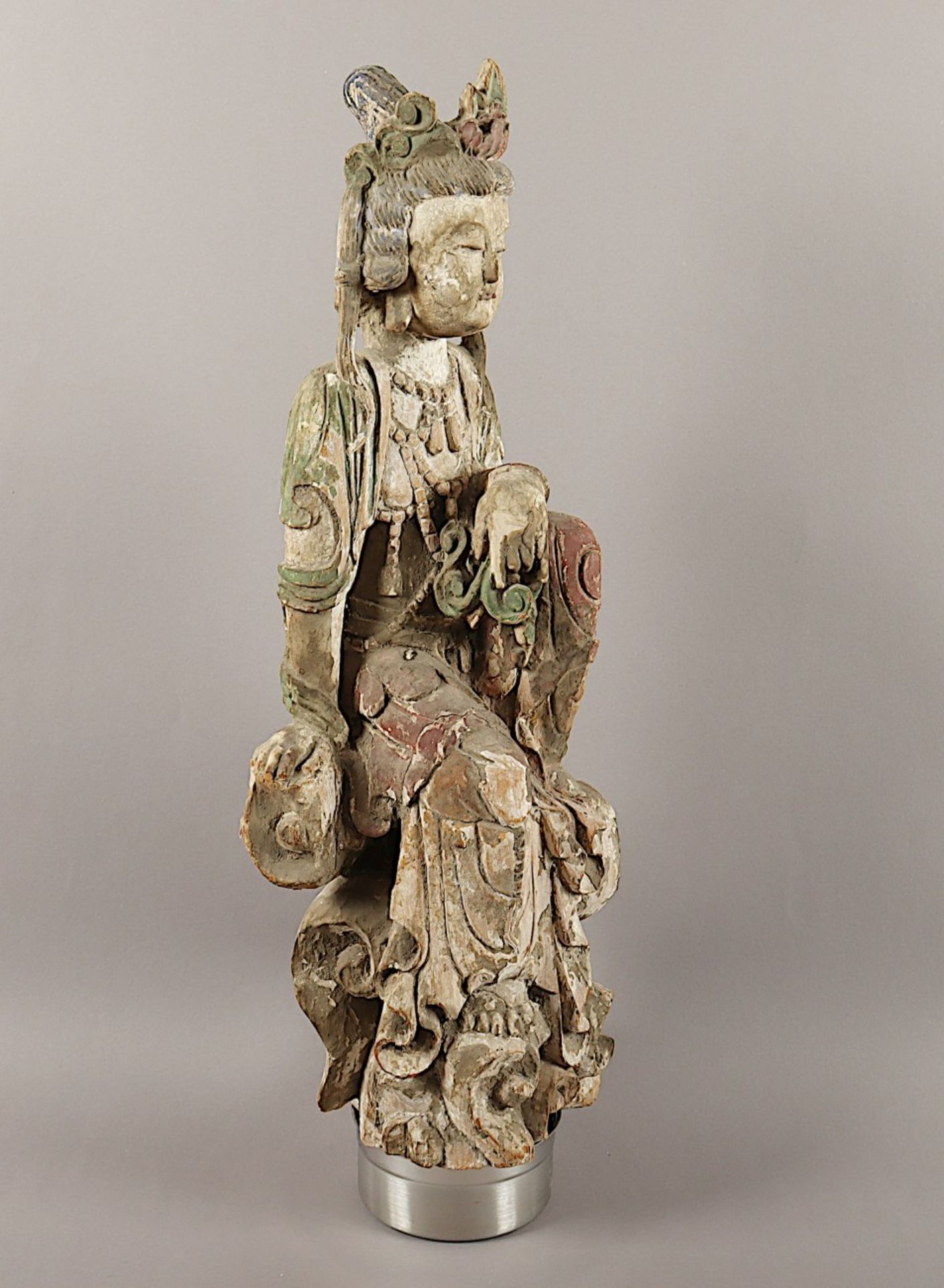 POTALAKA-GUANYIN, Holz mit Resten einer Farbfassung, in rajalilasana, dem "Königsspielsitz", auf ei - Bild 2 aus 5