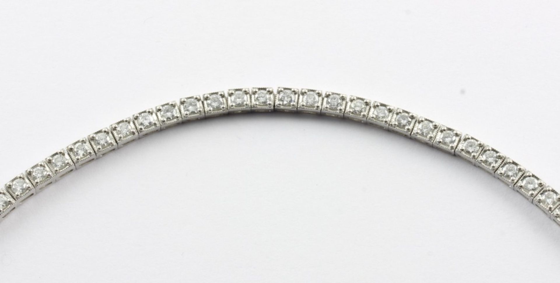 BRILLANT-ARMBAND, 900/ooo Platin, besetzt mit Brillanten von zusammen ca. 3,9 ct., L 19, 18,0g - Image 2 of 2