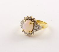 OPAL-RING, 750/ooo Gelbgold, besetzt mit einem Vollopalcabochon und Brillanten von zusammen ca. 1,0