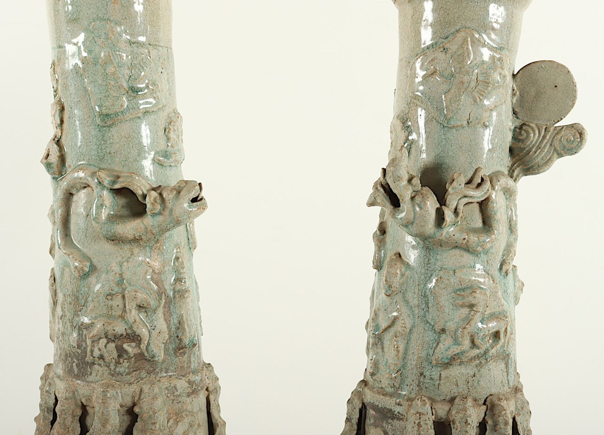 ZWEI GROSSE GRABVASEN MIT QINGBAI-GLASUR, Steinzeugscherben, um den Hals plastisch aufgelegter Drac - Bild 2 aus 7