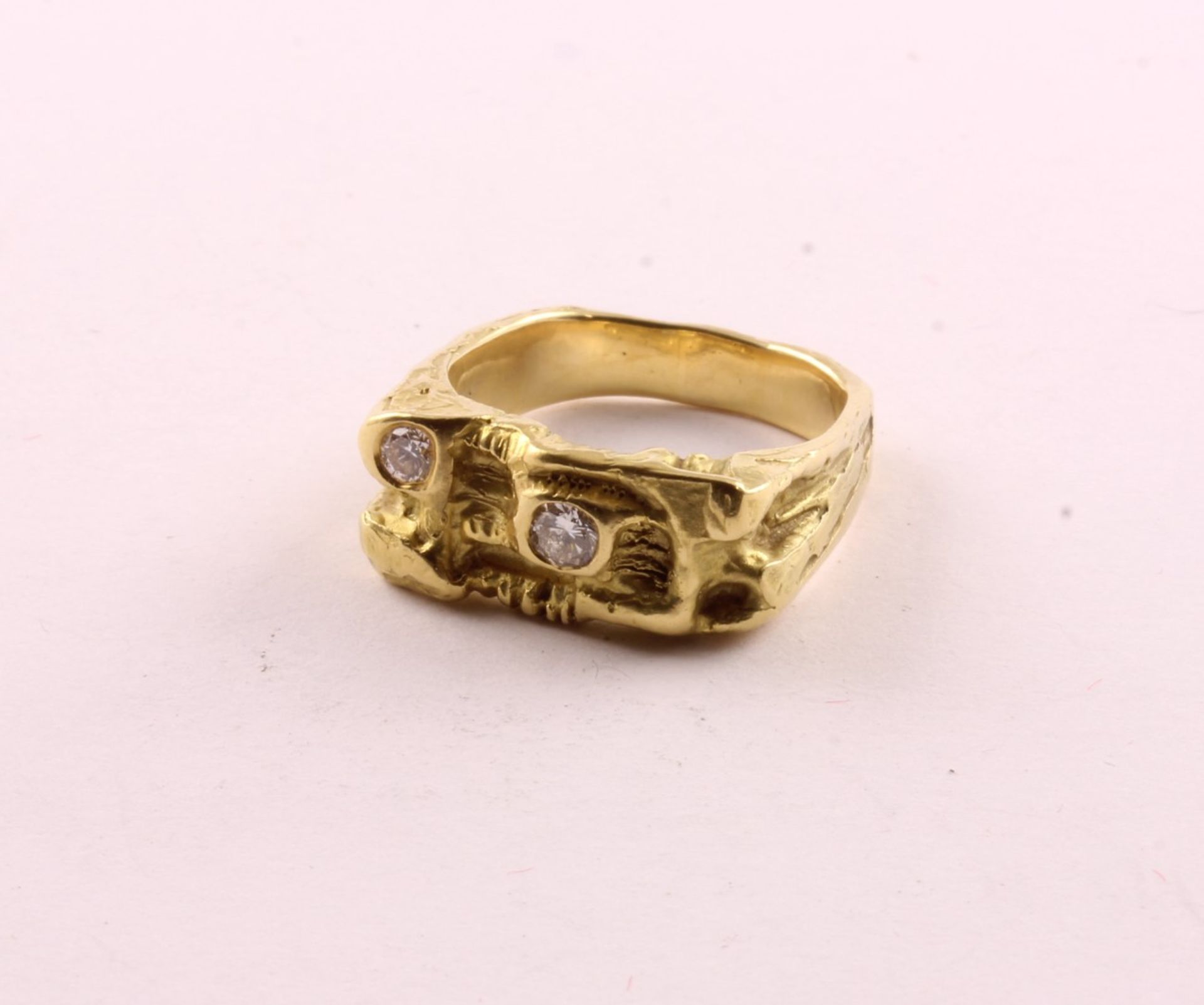 BRILLANT-RING, 750/ooo Gelbgold, besetzt mit 2 Brillanten von zusammen ca. 0,26 ct., si - tw, RG 58