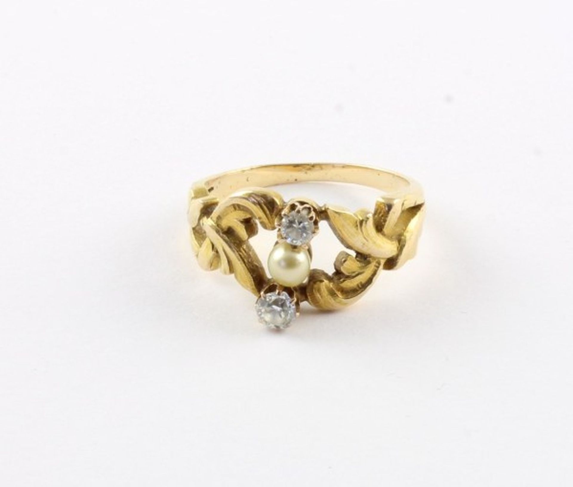 JUGENDSTIL-RING, 750/ooo Gelbgold, besetzt mit einer Naturperle und zwei Diamanten, besch., RG 53,