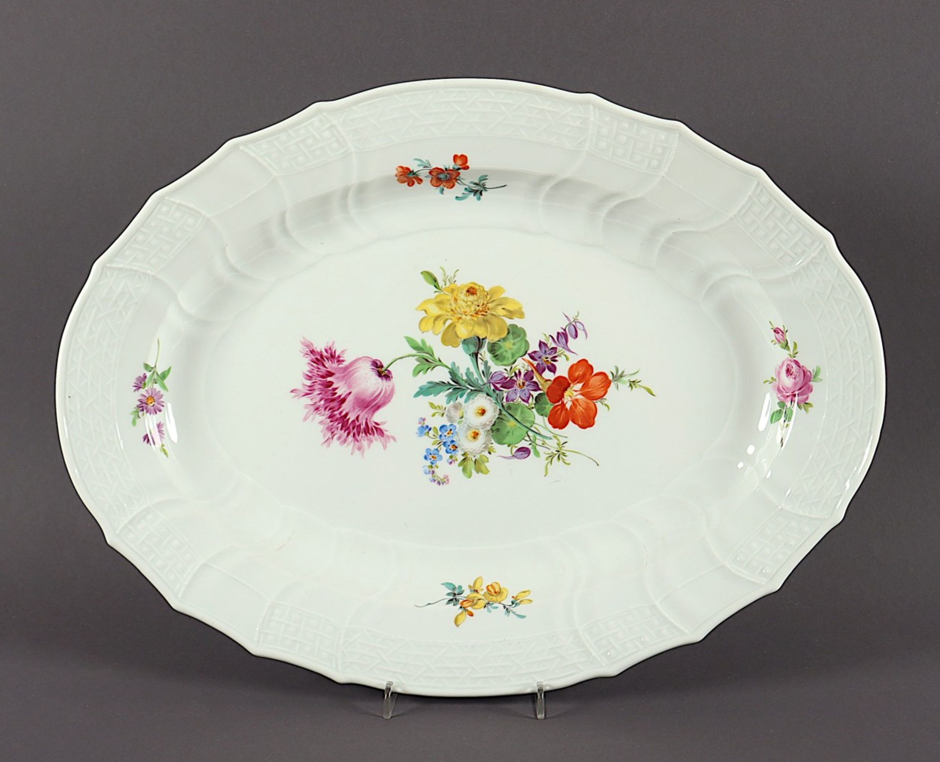 OVALE PLATTE, Brandenstein-Relief, farbig gemalte Blumen, L 43, minst.ber., MEISSEN, 20.Jh.
