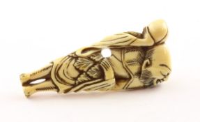 NETSUKE SENNIN, Elfenbein, Sennin Tobosaku hält in der rechten Hand einen Pfirsich, H 6,5, JAPAN, 1