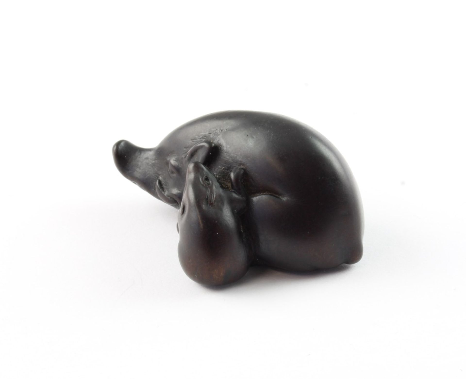 NETSUKE BACHE MIT FRISCHLING, dunkel gebeiztes Holz, Reste einer Fellzeichnung, L 4,2, JAPAN, M.19. - Image 3 of 4