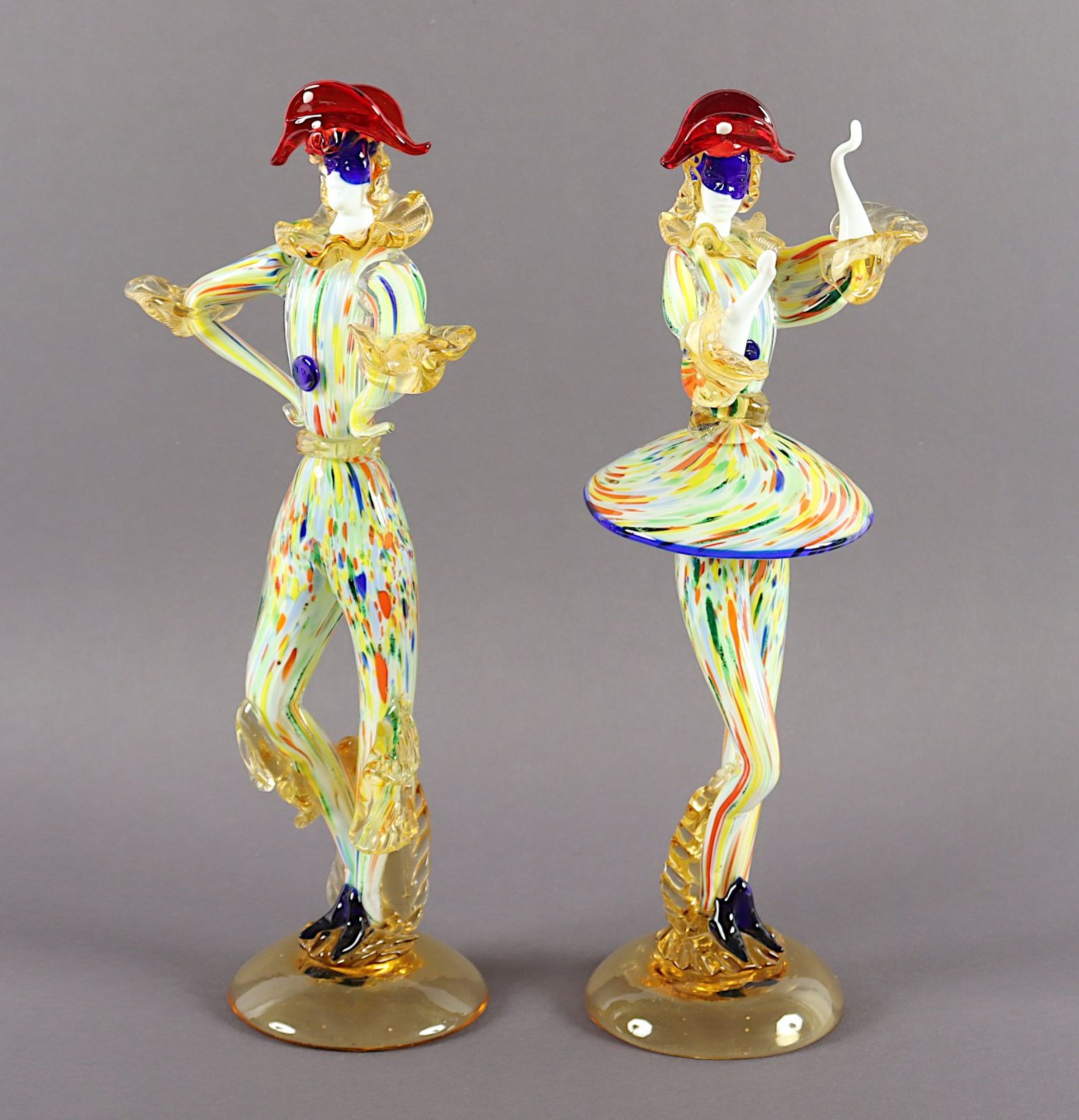 PAAR HARLEKINFIGUREN, farbloses, rotes und amberfarben getöntes Glas, polychrome Einschmelzungen, H - Image 2 of 4