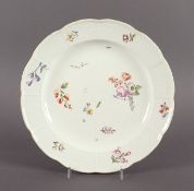 TELLER, Form Altozier, farbig gemalte Blumen, Goldrand, Dm 24, min.ber., MEISSEN, um 1750 