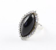 ONYX-BRILLANT-RING, 585/ooo Weißgold, spitzovaler Onyxcabochon mit Brillantsaum, ca. 1,6 ct., RG 53