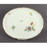 GROSSE PLATTE, auf Glasur farbig gemalte Blumen, Goldrand, L 43, minst.ber., vier Schleifstriche, M