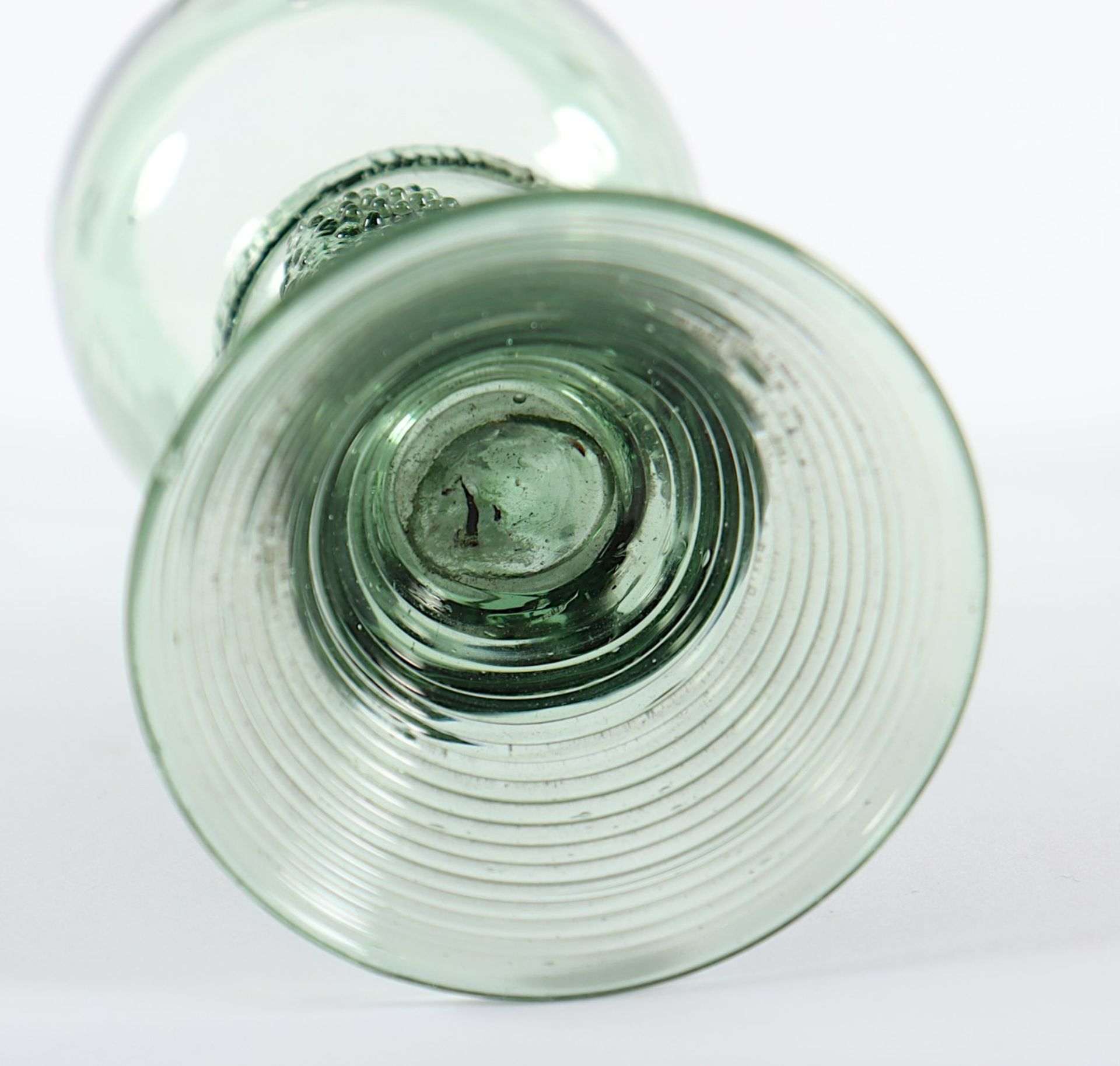 RÖMER, hellgrünes Glas, Abriss, hochgezogener, gesponnener Fuß, nach oben offener Hohlschaft mit vi - Image 2 of 2