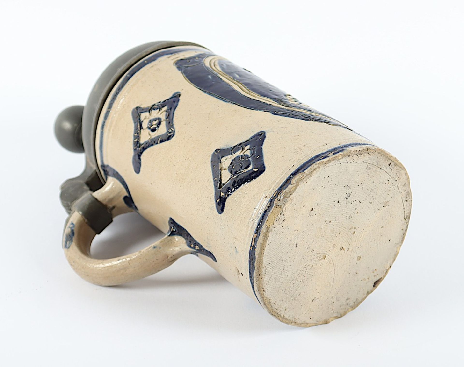 WESTERWÄLDER WALZENKRUG, graues Steinzeug mit Salzglasur, Kerbschnitt und blauer Bemalung, Zinnmont - Image 4 of 4