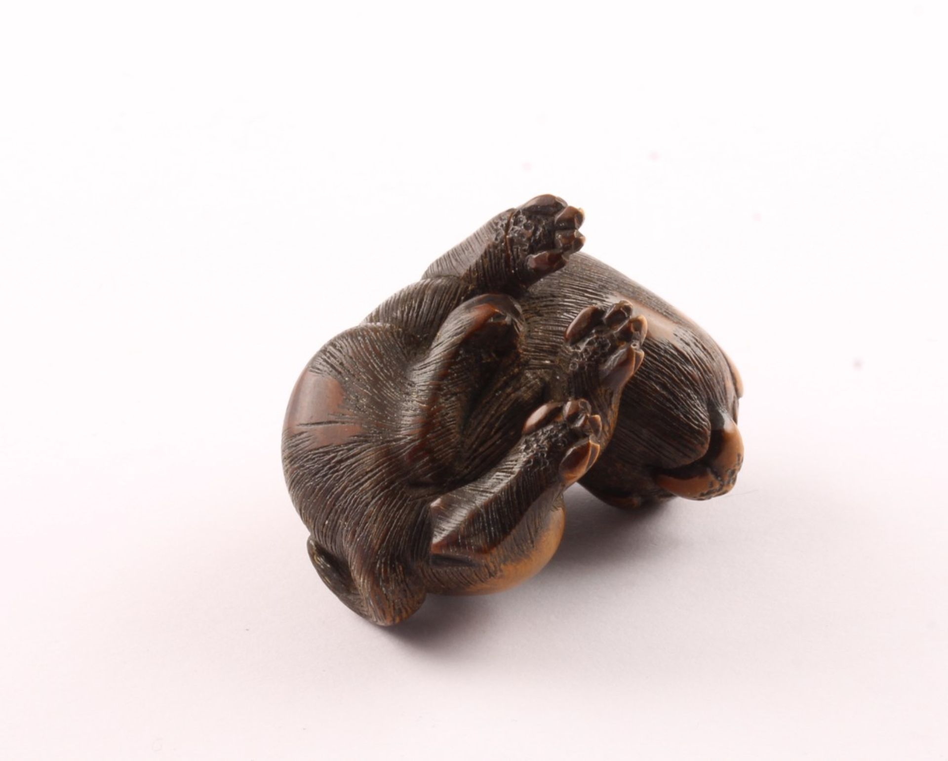 NETSUKE WELPE, Buchsbaum, Augen schwarzes Horn, H 2,8, JAPAN, 19.Jh.  - Bild 4 aus 4