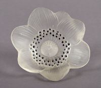 TISCHDEKORATION, farbloses, teilw. satiniertes Glas, L 11, gemarkt LALIQUE 