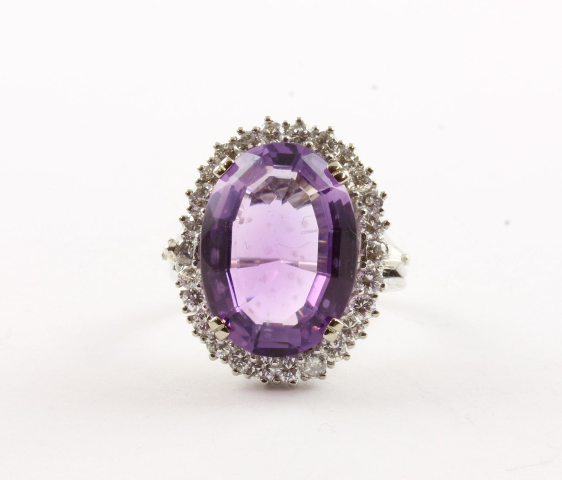 AMETHYST-BRILLANT-RING, 750/ooo Weißgold, Juwelier VASSILIOU, besetzt mit einem Amethysten von ca.