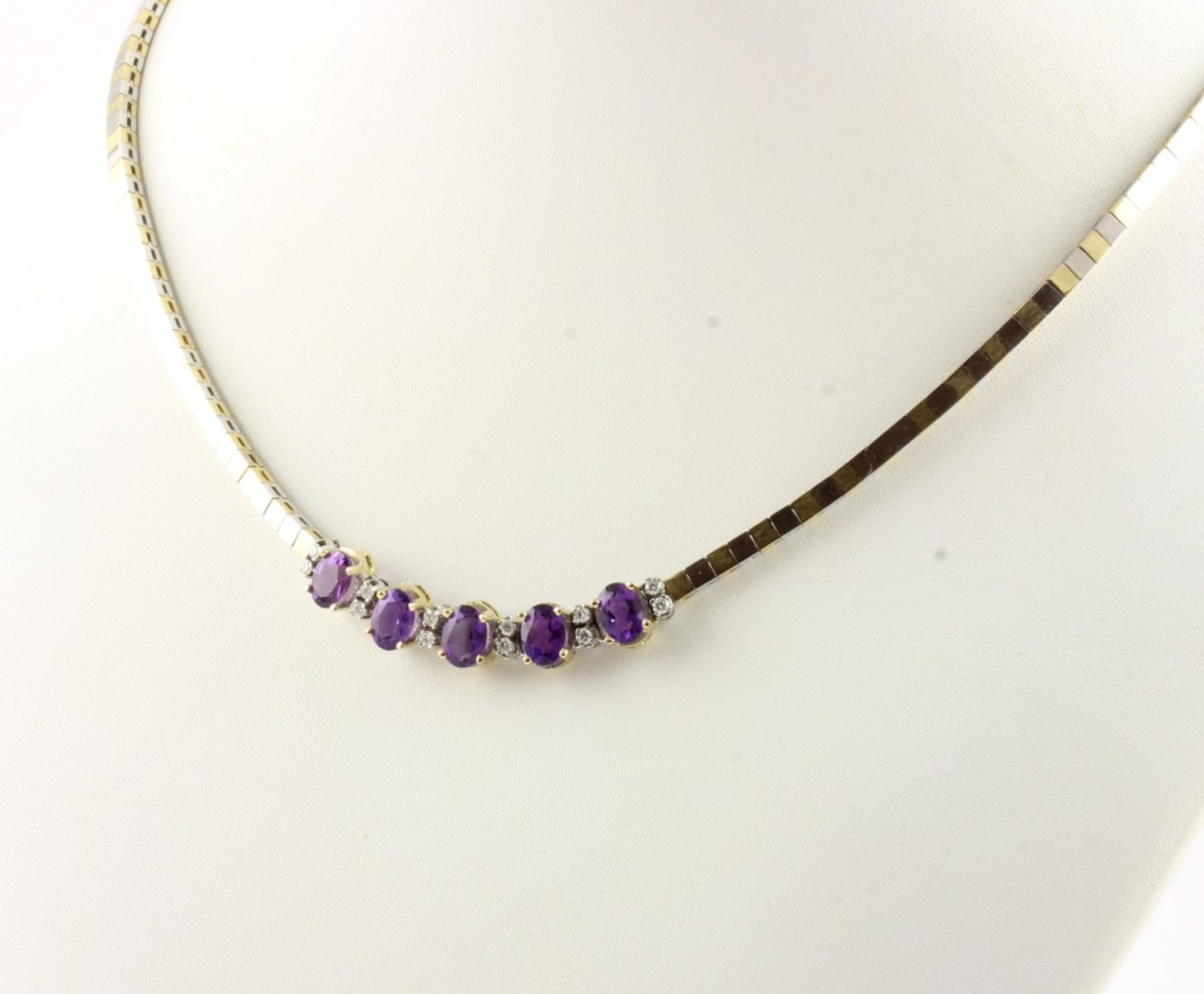 AMETHYST-COLLIER, 585/ooo Weißgold/Gelbgold, besetzt mit fünf Amethysten und zwölf kleinen Brillant - Bild 2 aus 2