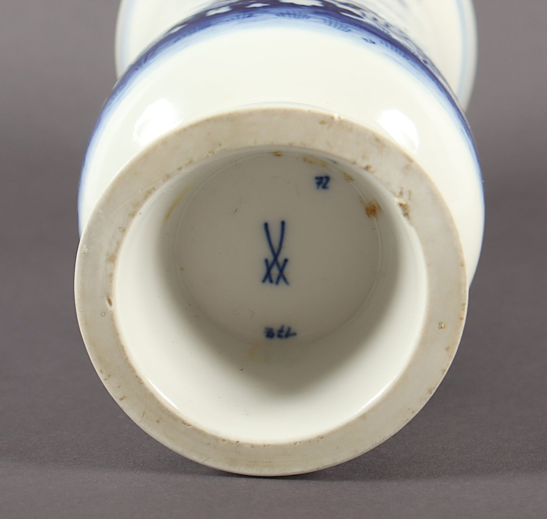 Vase, unterglasurblau Indische Fels- und Blumenmalerei, Meissen, 20.Jh. - Bild 3 aus 3