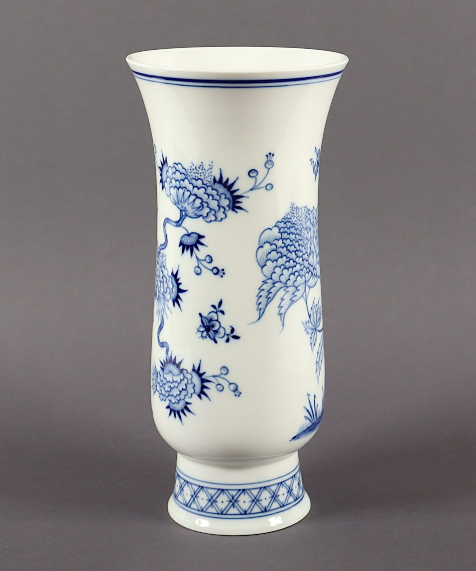 Vase, unterglasurblau Indische Fels- und Blumenmalerei, Meissen, 20.Jh. - Bild 2 aus 3